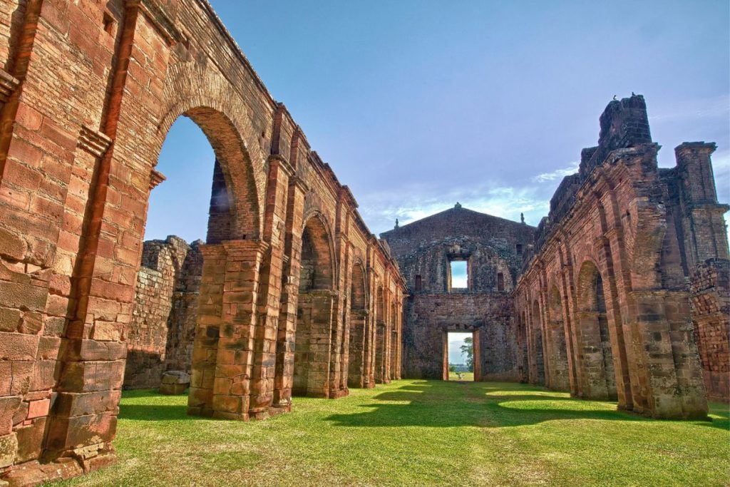 Sítio Arqueológico e a linda Igreja de São Miguel Arcanjo